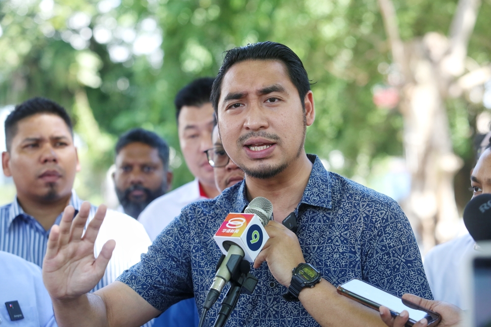Machang MP Wan Ahmad Fayhsal Wan Ahmad has mocked Umno for coming to DAP’s defence, amid renewed attacks on the latter’s party constitution. — Picture by Choo Choy May