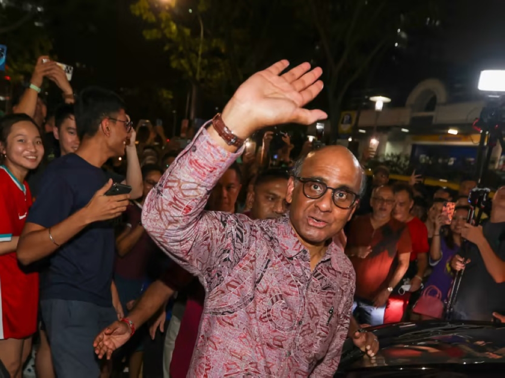 Tharman Shanmugaratnam waving to supporters at Taman Jurong on September 1, 2023. ― TODAY pic