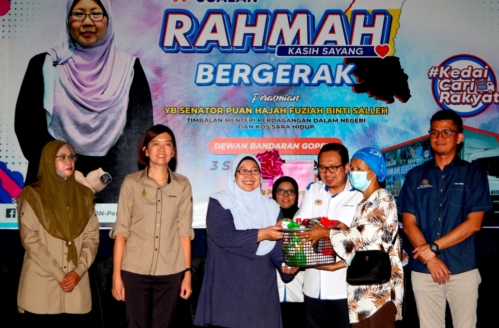 Deputy minister Fuziah Salleh at the launch of the Perak-level Mobile Rahmah Sales programme in Gopeng September 3, 2023. — Bernama pic