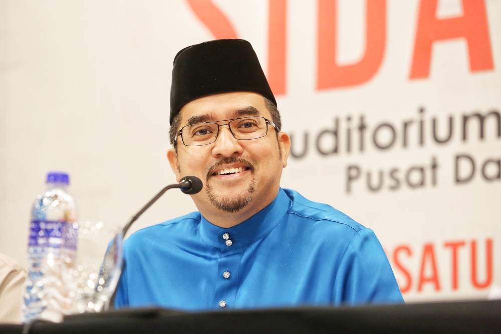 Umno secretary-general Datuk Asyraf Wajdi Dusuki has dismissed the possibility of Malaysia transforming into a secular state, amid concerns raised by Perikatan Nasional (PN) over DAP’s party constitution. — Picture by Choo Choy May.