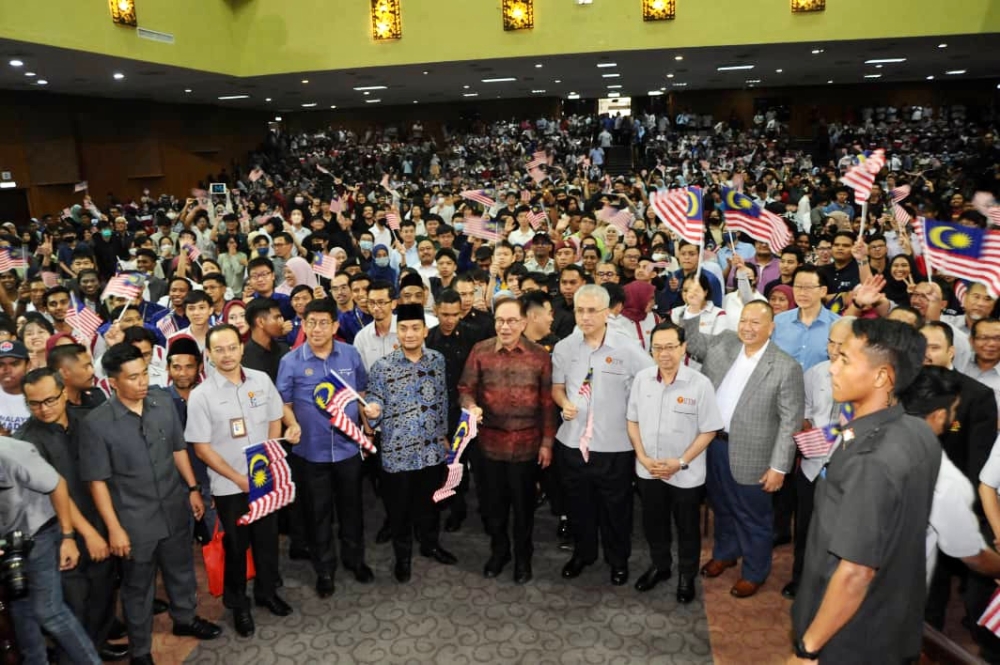 Prime Minister Datuk Seri Anwar Ibrahim (centre) with the youth participants in the Temu Anwar Johor Baru programme held at Universiti Teknologi Malaysia (UTM) in Skudai, Johor Baru, September 3, 2023. — Picture by Ben Tan