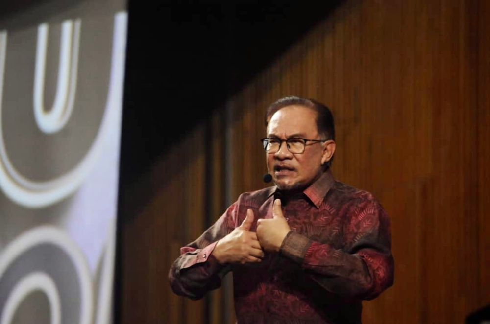 Prime Minister Datuk Seri Anwar Ibrahim addressing the crowd at the Temu Anwar Johor Baru programme held at Universiti Teknologi Malaysia (UTM) in Skudai, Johor Baru, September 3, 2023. — Picture by Ben Tan