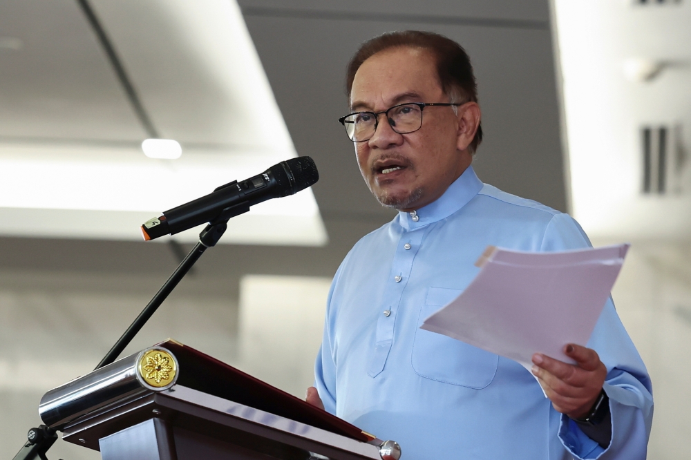 Prime Minister Datuk Seri Anwar Ibrahim will participate in the 43rd Asean Summit and the opening of the Asean-Indo Pacific Forum (AIPF) as well as hold meetings with the Malaysian diaspora and Indonesian friends here in the Temu Anwar programme. — Bernama pic