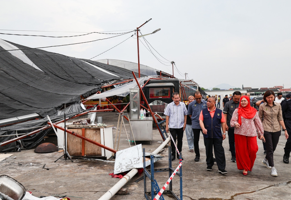 Perak Menteri Besar Datuk Seri Saarani Mohamad (third right) inspecting the state of the damaged tents involving 36 traders at the site of the Ipoh Night Market after the storm, September 3, 2023. — Bernama pic