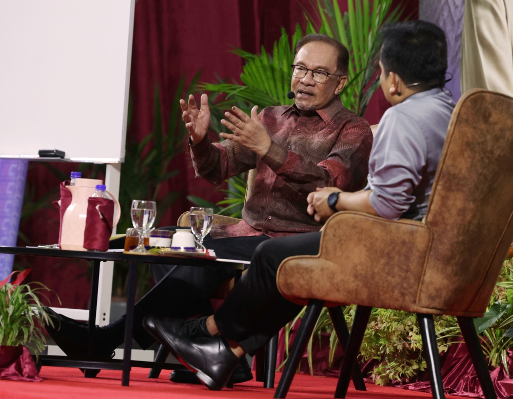 Prime Minister Datuk Seri Anwar Ibrahim answering questions from students at the Meet Anwar Program at Dewan Sultan Iskandar UTM, Johor Baru, September 3, 2023. — Bernama pic