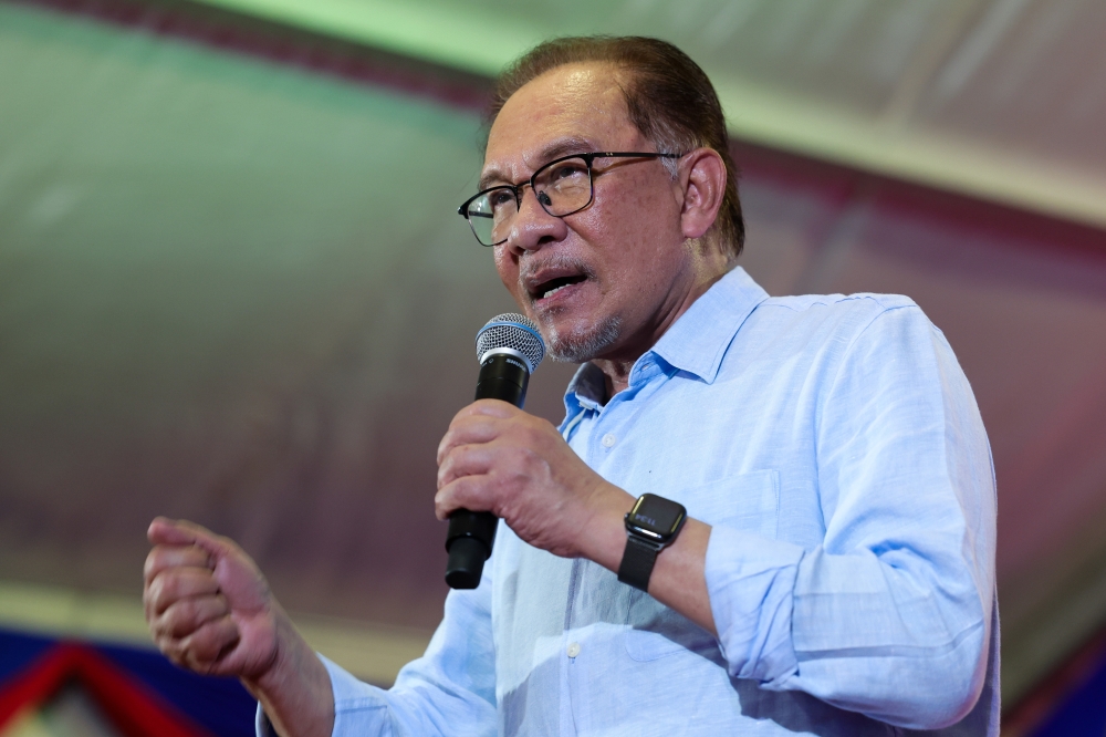 Prime Minister Datuk Seri Anwar Ibrahim speaks at the Ceramah Mega Perpaduan Madani event at Bandar Uda Utama in Johor Baru September 4, 2023. — Bernama pic
