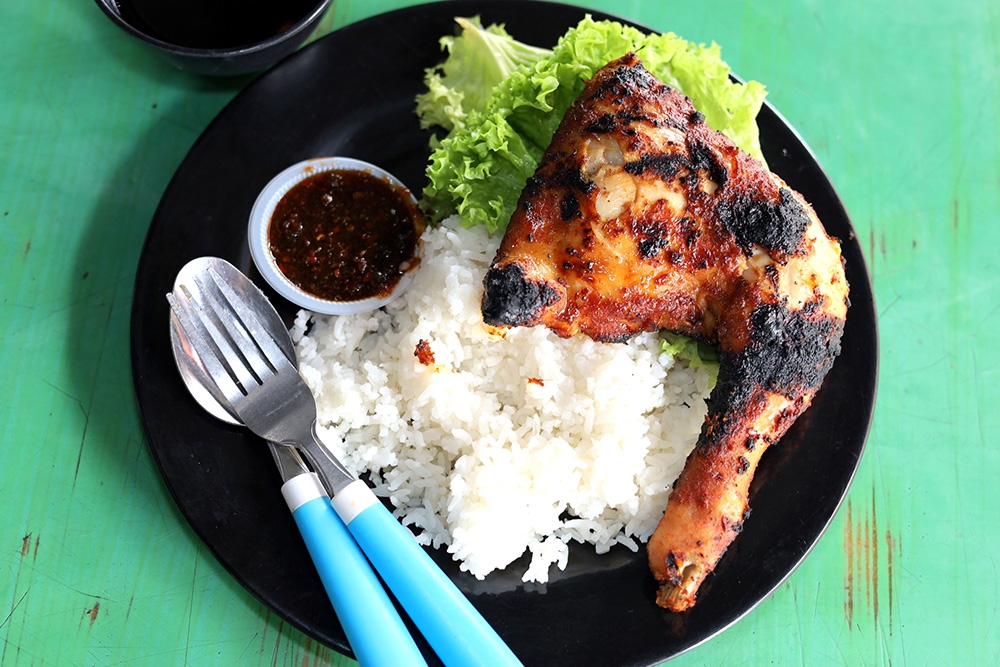 Their Nasi Bakaq Ayam is a mixture of juicy chicken paired with that killer 'sambal' and rice.