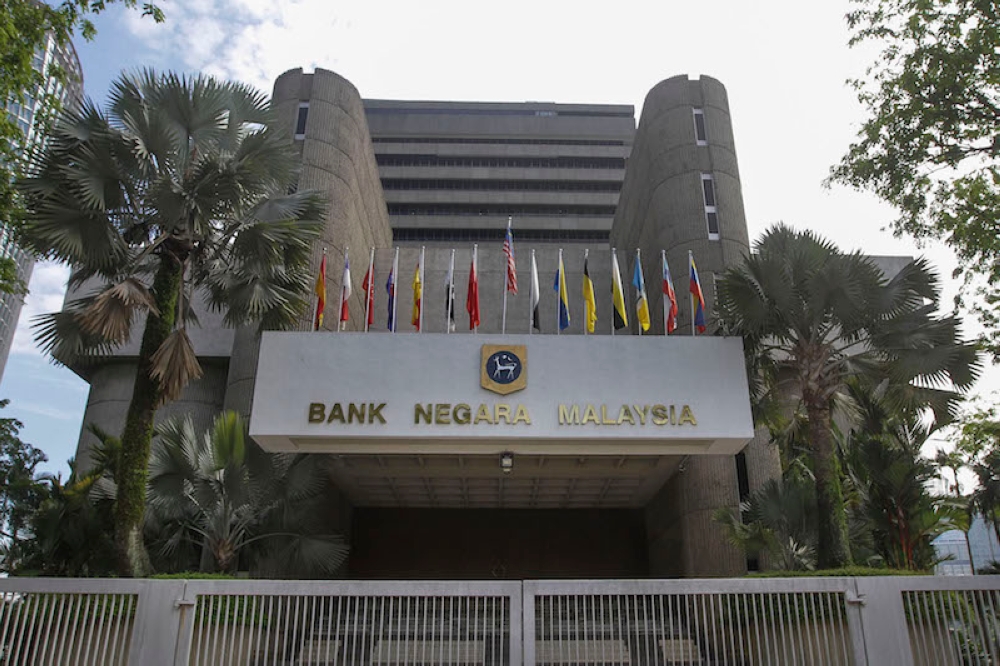Only currency note and currency coin issued by BNM shall be legal tender in Malaysia at its face value provided that the currency note is not defaced and the currency coin is not tampered with (Section 10). — Picture by Yusof Mat Isa