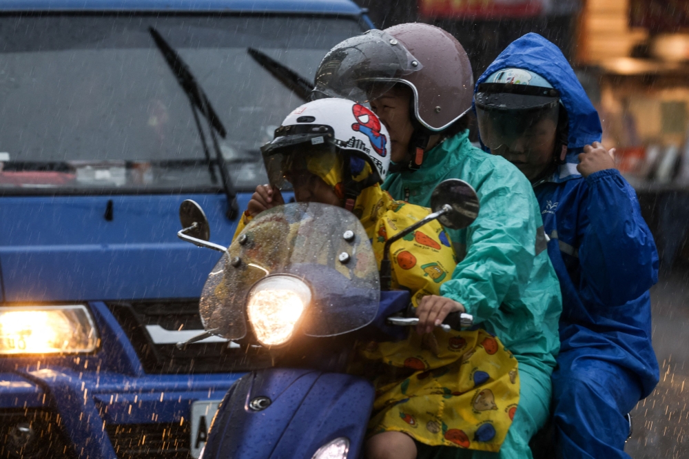 Thousands without power after Typhoon Haikui batters Taiwan | Malay Mail