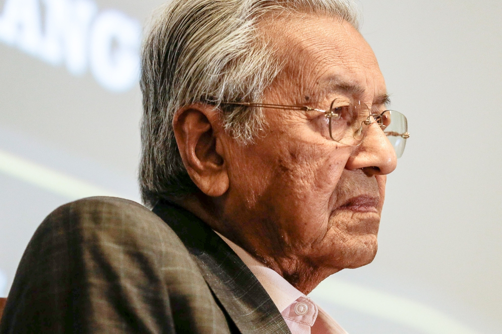  Tun Dr Mahathir Mohamad said yesterday that racial issues in Malaysia were partly caused by non-Malays being unwilling to assimilate with Malay culture and creating their own political parties. — Picture by Sayuti Zainudin 