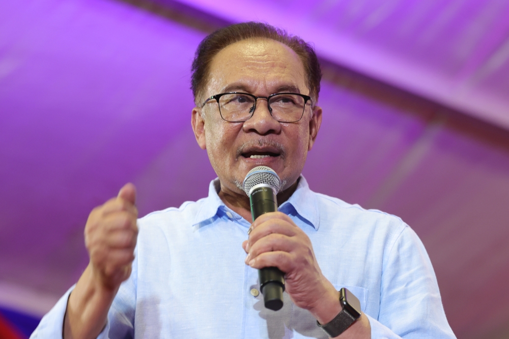 Referring to Imam Nawawi’s 40 Hadith Appreciation Module launched by the Education Ministry on August 19, Prime Minister Datuk Seri Anwar Ibrahim said it was only targeted at Muslim students and there was no compulsion for non-Muslims to study it. — Bernama pic 