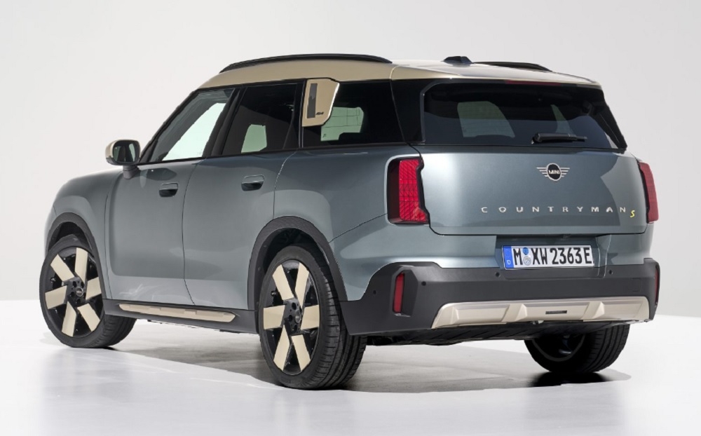 The latest model of Countryman is a massive 130mm in length and 22mm in wheelbase. The size increase is instantly noticeable on the outside; the longer rear overhang means the car has completely lost the typical Mini wheel-at-each-corner stance. — SoyaCincau pic