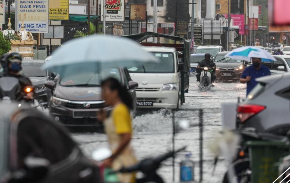 Areas that were inundated up to 50 centimetres (cm) included Jalan Datuk Keramat, Jalan Rangoon, Jalan Magazine, Jalan Transfer, Jalan Anson and the Tanjong Tokong area on the island, while the areas affected on the mainland included Bukit Mertajam, Teluk Air Tawar, Pokok Sena and Kuala Muda. — Picture from X (formerly Twitter)/Bernama 