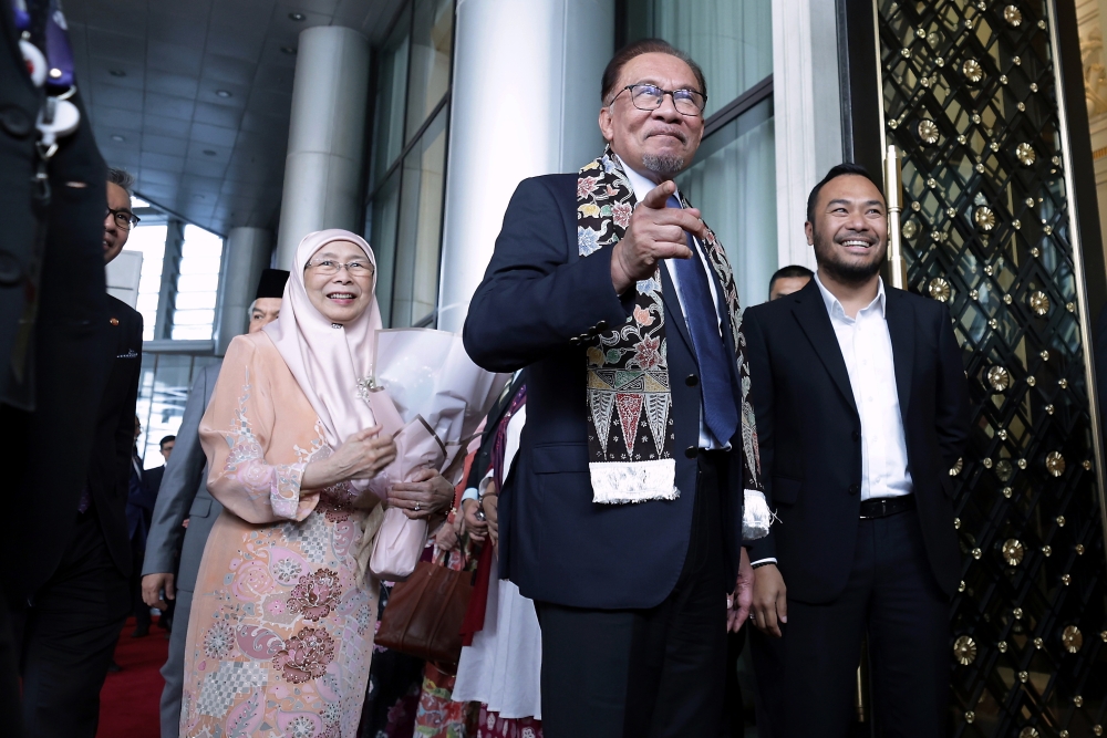 Prime Minister Datuk Seri Anwar Ibrahim and his wife Datuk Seri Dr Wan Azizah Wan Ismail are greeted by the Malaysian delegation as they arrive for the Asean Summit in Jakarta September 4, 2023. — Bernama pic