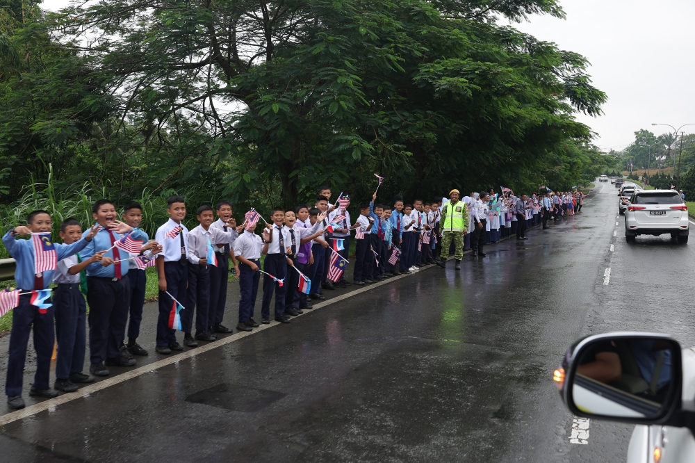 Students and teachers from various schools as well as local residents accompanied the departure of Yang di-Pertuan Agong Al-Sultan Abdullah Ri’ayatuddin Al-Mustafa Billah Shah and Raja Permaisuri Agong Tunku Azizah Aminah Maimunah Iskandaria who started their journey at the 0KM Circle Padang Perbandaran Tawau, September 4, 2023. — Bernama pic 
