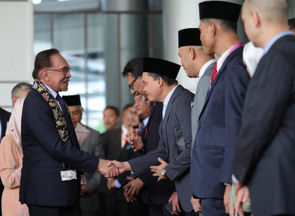 Prime Minister Datuk Seri Anwar Ibrahim and his wife, Datuk Seri Dr Wan Azizah Wan Ismail, welcomed by the Malaysian delegation upon their arrival in the hotel lobby for the 43rd Asean Summit and Related Summits in Jakarta, September 4, 2023. — Bernama pic 