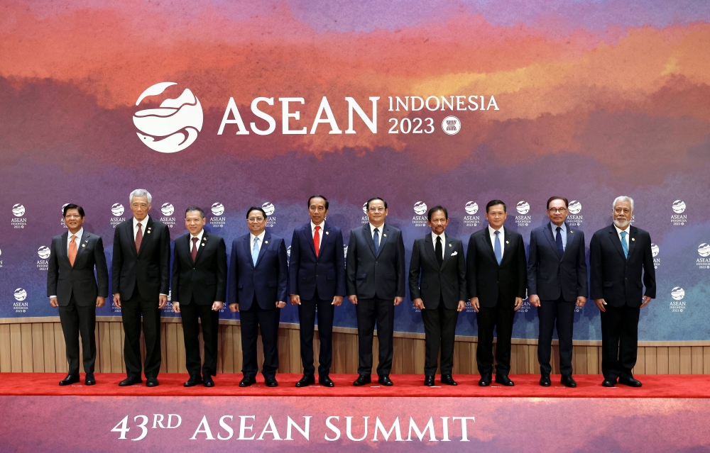 Prime Minister Datuk Seri Anwar Ibrahim (second, right) poses for a picture with other Asean leaders in Jakarta September 5, 2023. ― Bernama pic