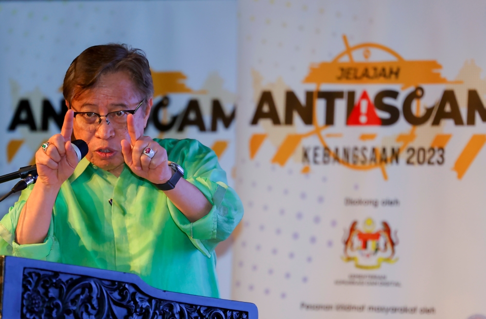 Sarawak Premier Tan Sri Abang Johari Openg noted that while the palm oil industry in Sarawak has made impressive strides and contributed significantly to the region’s economic development, it faces several challenges that demand attention and action. ― Bernama pic