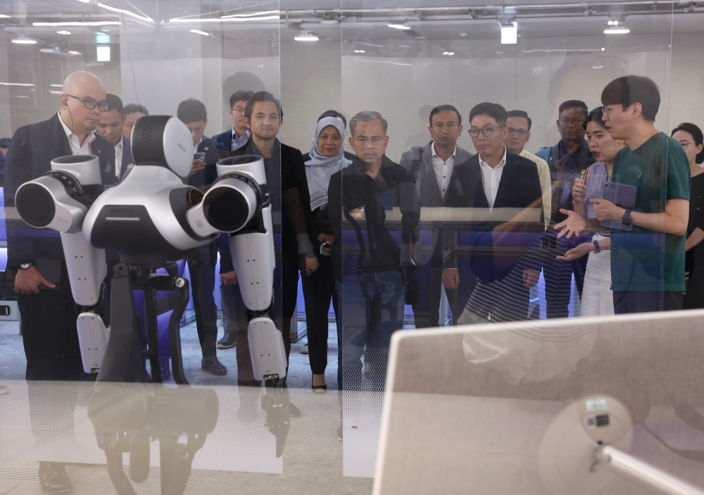 Communications and Digital Minister Fahmi Fadzil and Naver Cloud CEO Kim Yu-won (3rd right) are seen during the former’s visit to Naver 1784 in Seongnam, Seoul September 5, 2023. — Bernama pic