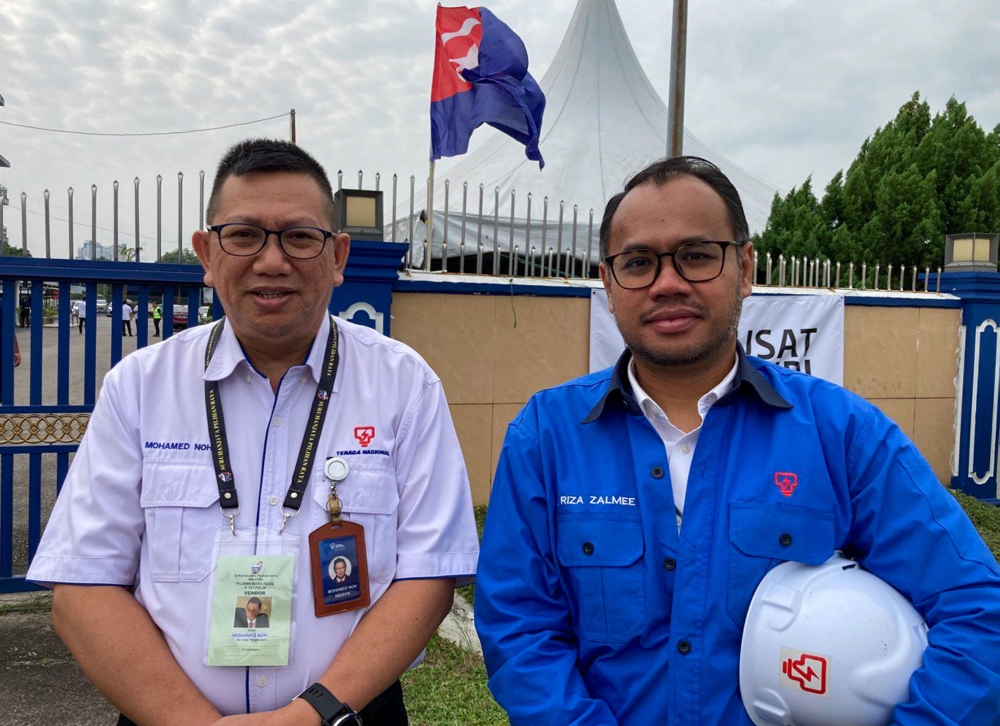 Johor TNB general manager Mohamed Noh Md Seth (left) said this was among the measures taken to ensure uninterrupted power supply at all 49 voting centres in the Pulai parliamentary constituency and 14 centres in the Simpang Jeram state constituency. — Bernama pic 