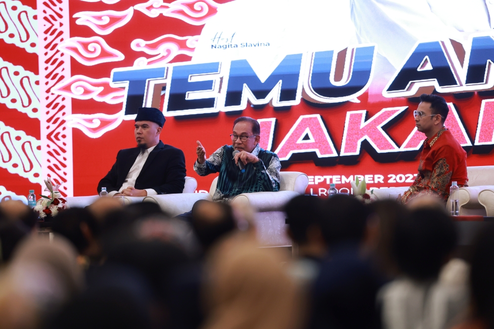 Prime Minister Datuk Seri Anwar Ibrahim (centre) speaks during the Temu Anwar programme in Jakarta Spetember 5, 2023. ― Bernama pic