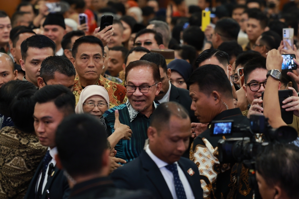 Prime Minister Datuk Seri Anwar Ibrahim (centre) arrives at the Temu Anwar programme in Jakarta Spetember 5, 2023. ― Bernama pic
