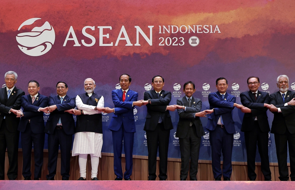 Prime Minister Datuk Seri Anwar Ibrahim (second, right) poses for a photo with the leaders of Asean member countries in Jakarta September 7, 2023. ― Bernama pic