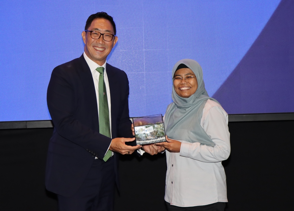 Zurich Malaysia Head and Country Chief Executive Officer Junior Cho handing over a memento to Dewan Bandaraya Kuala Lumpur Senior Town and Country Planning Officer Puan Nurul Hidayah Zawawi. — Picture courtesy of Zurich Malaysia