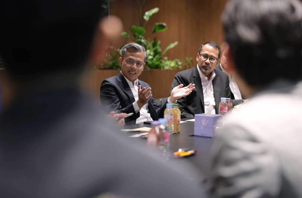 Communicatons and Digital Minister Fahmi Fadzil leading the Malaysian delegation in a discussion with South Korean games company, NX3 Games for possible collaborations in the gaming industry, Seoul, September 7, 2023. Also present is Malaysia Digital Economy Corporation (MDEC) Corporate Affairs Division Head, Osman Ali Hamzah. — Bernama 
