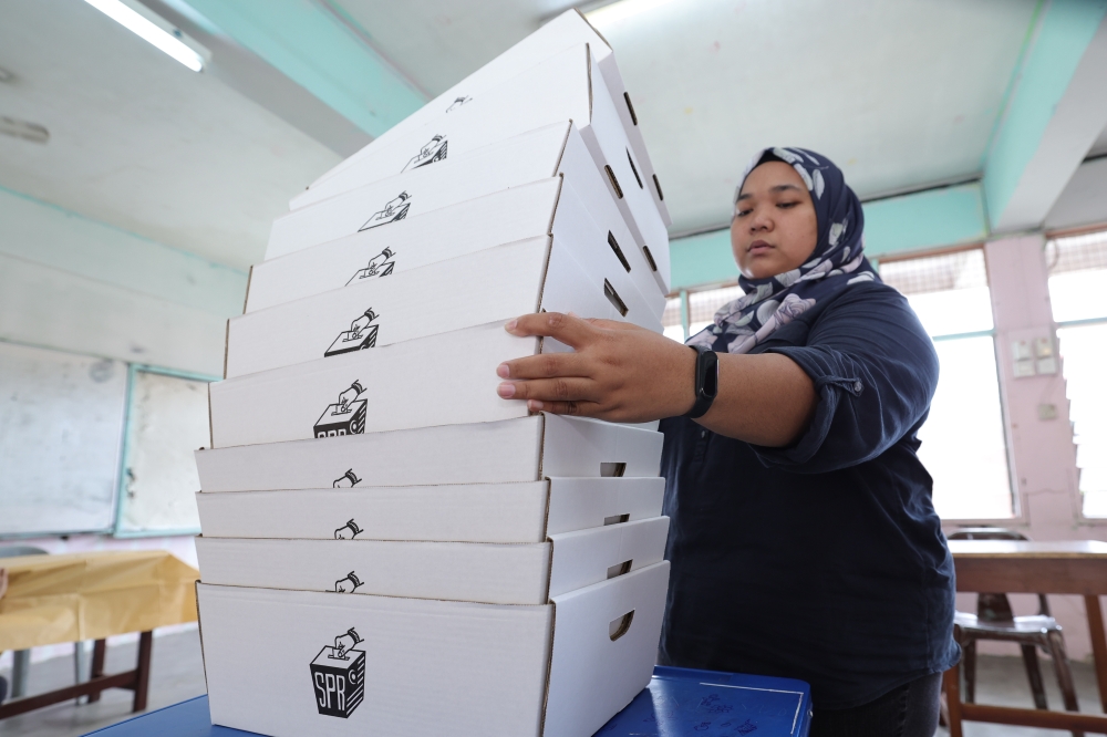 Election Commission (EC) officer Nor Faziqah Idris makes preparations ahead of the Pulai parliamentary by-election at Sekolah Menengah Kebangsaan Aminuddin Baki in Johor Baru, September 8, 2023. — Bernama pic 