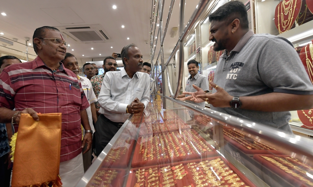 Human Resources Minister V. Sivakumar speaks to a business owner of a jewellery shop after inspecting business premises in Little India, along Jalan Tengku Kelana in Klang, September 5, 2023. — Bernama pic