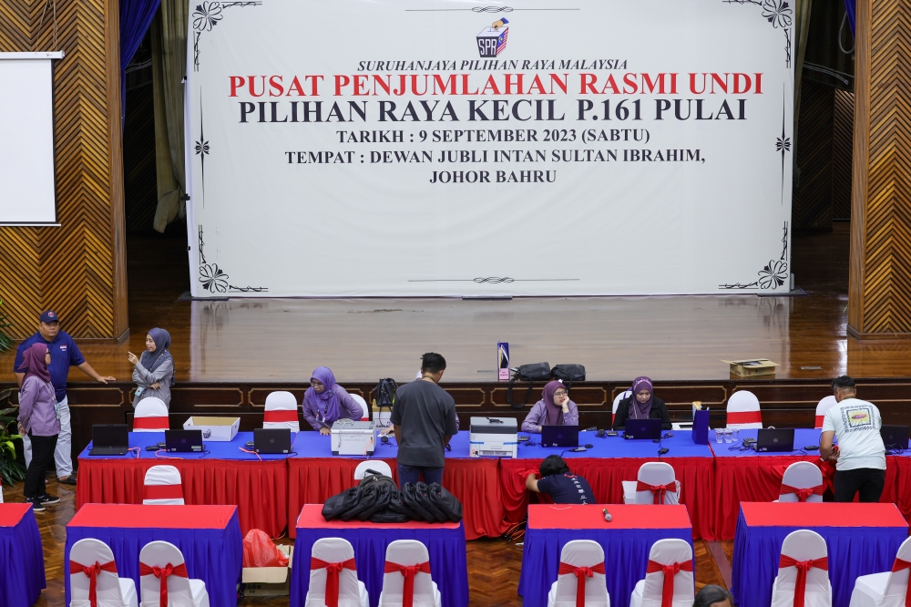 Election Commission personnel making preparations for the Pulai by-election at the vote-tallying centre in Dewan Jubli Intan Sultan Ibrahim in Johor Baru, September 8, 2023. — Bernama pic 
