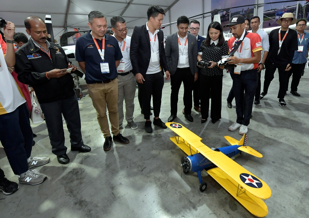 Youth and Sports Minister Hannah Yeoh tries a remote-controlled plaane at the Selangor Aviation Show 2023 in Shah Alam, September 8, 2023. — Bernama pic 