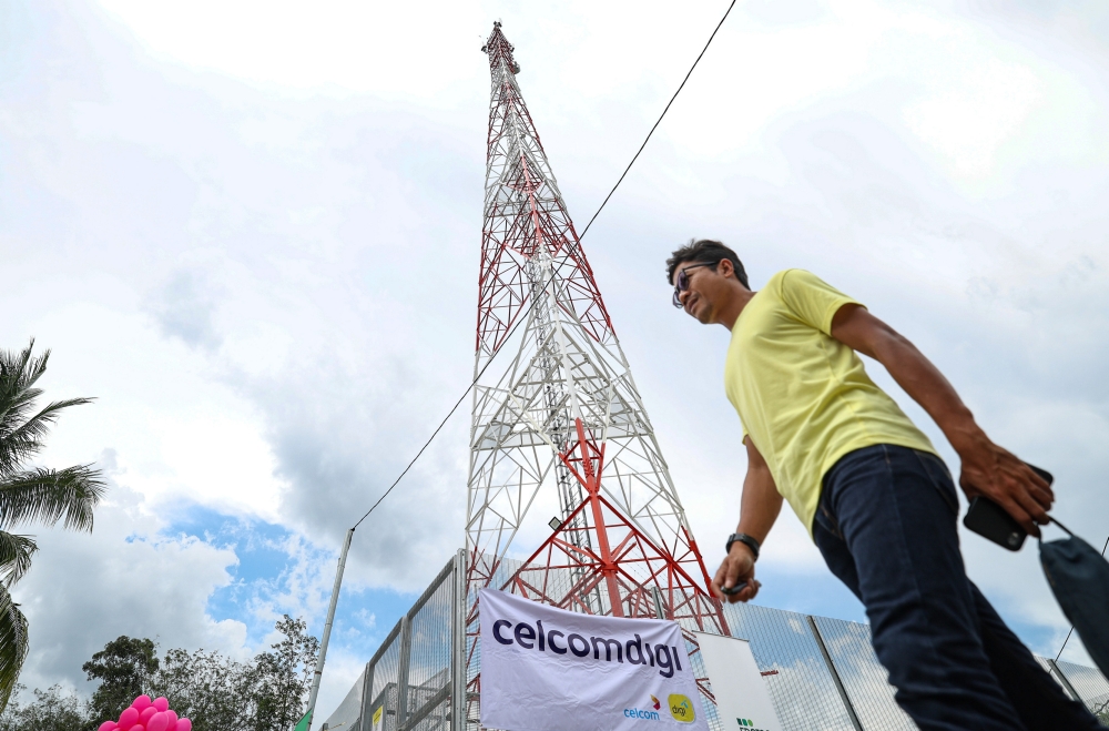 A telecommunication tower is seen at Kampung Kota Tampan, Lenggong September 8, 2023. Perak Menteri Besar Datuk Seri Saarani Mohamad said a total of 92 out of the 206 telecommunication towers under the National Digital Network Plan (Jendela) have been fully built in the state as of July. — Bernama pic