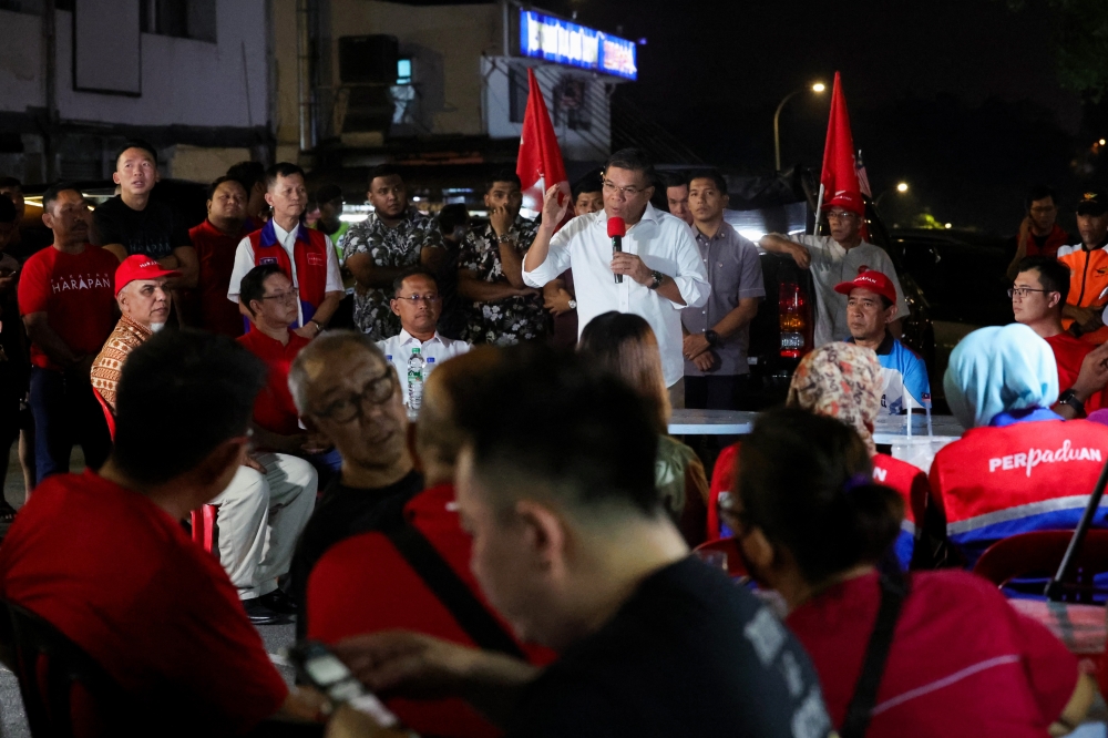 Home Minister Datuk Seri Saifuddin Nasution Ismail speaks at a group ceramah in Taman Anggerik, Johor Baru, September 5, 2023. According to Johor Media Club president Mohamad Fauzi Ishak, the alleged incidents occurred during two campaign events in Taman Anggerik and Taman Dahlia on September 5, adding that several officers escorting the minister were trying to control a group of media practitioners during Saifuddin’s press conference. — Bernama pic