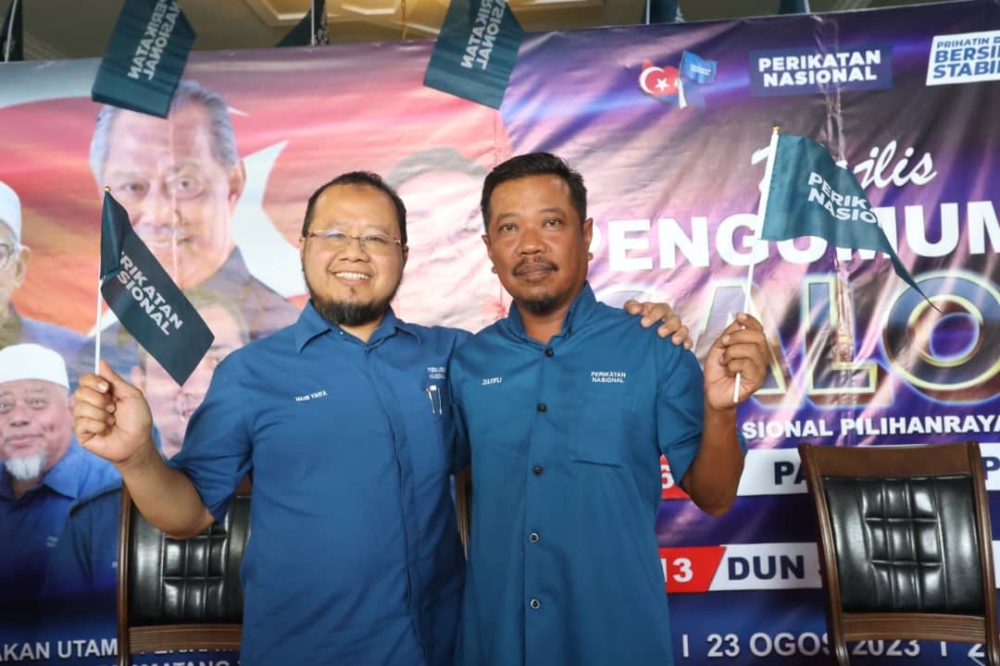 Perikatan Nasional candidates Dr Mohd Mazri Yahya (left) and Zulkifli Jaafar who were named as the Simpang Jeram state seat and Pulai parliamentary hopefuls respectively during an announcement ceremony in Kempas Baru, Johor Baru, August 23, 2023. — Picture by Ben Tan