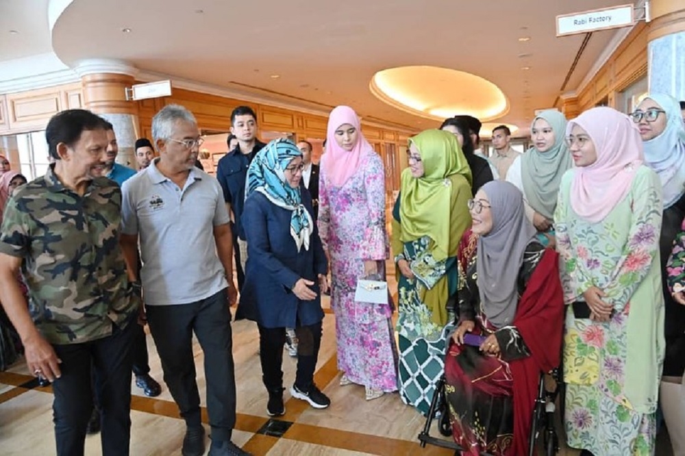 Yang di-Pertuan Agong Al-Sultan Abdullah Ri’ayatuddin Al-Mustafa Billah Shah and Raja Permaisuri Agong Tunku Azizah Aminah Maimunah Iskandariah are in Bandar Seri Begawan as part of the Kembara Kenali Borneo tour, before proceeding to Sarawak today. ― Picture via Facebook/Istana Negara
