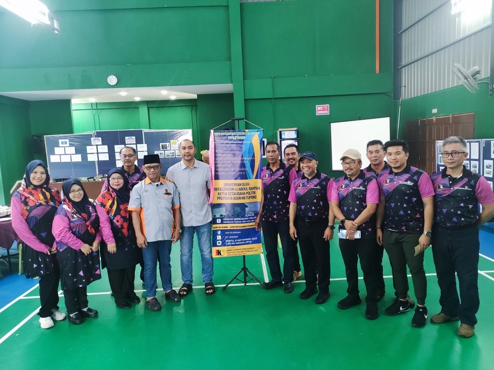 Fazzrudin Abdul Rahman (6th left) and 5 Residential Areas’ Village Security and Development Committee chairman and Ketua Kaum Mohamed Sunaini Kawi (5th left) with members of the 5 Residential Areas’ JKKK after officiating the Community Day. — Borneo Post pic