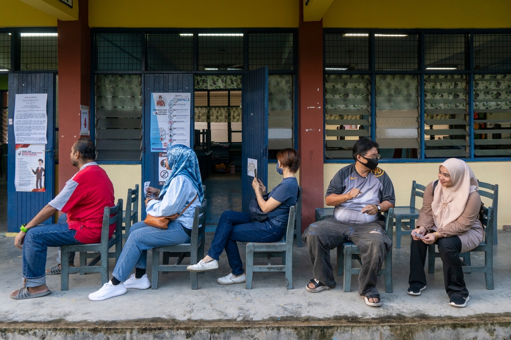 Voters queue to cast their ballot during the Pulai by-election at the Sekolah Kebangsaan Seri Melati Johor Baru September 9, 2023. — Picture by Shafwan Zaidon