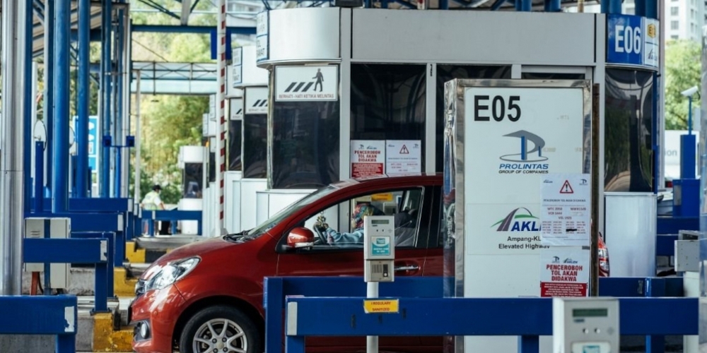 Highway users can use their Mastercard, Visa and MyDebit cards to pay for tolls at the designated test lane. — SoyaCincau pic 