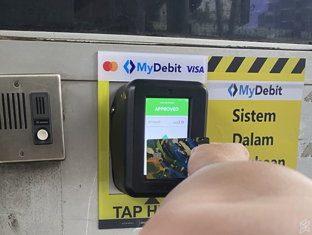 To pay using your credit, debit or even prepaid card, just look out for the lane with the Visa, Mastercard and MyDebit signboard as you approach Datuk Keramat Toll Plaza.— SoyaCincau pic 