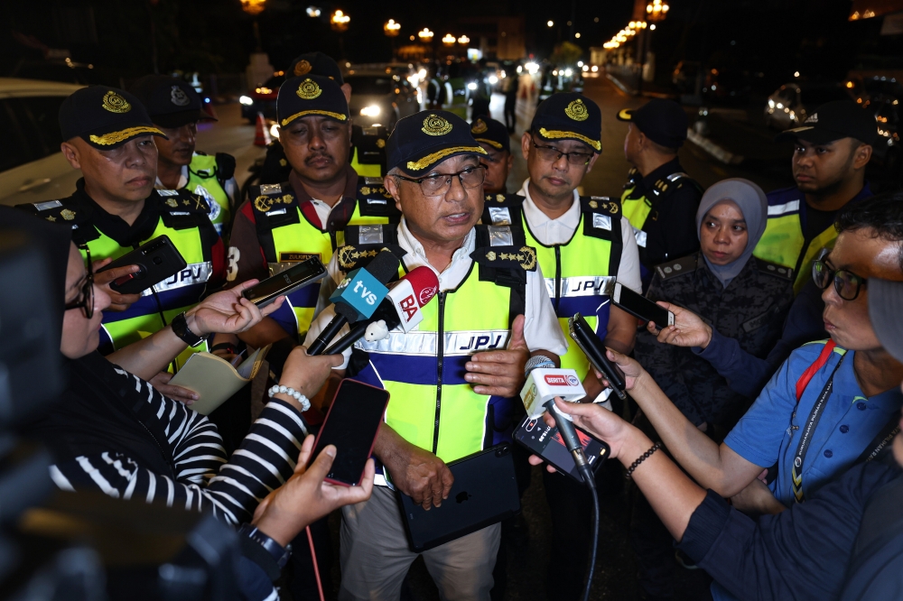 JPJ senior enforcement director Datuk Lokman Jamaan said a total 450 summonses were issued for various traffic offences during the almost six-hour operation beginning at 1am. ― Bernama pic