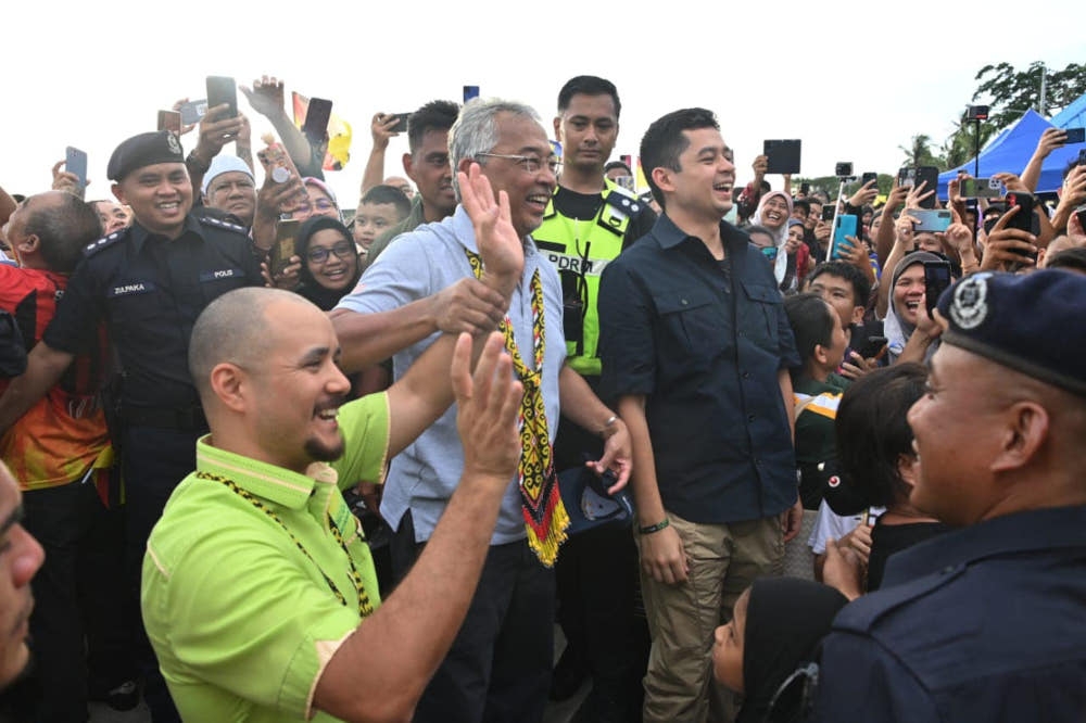 Yang di-Pertuan Agong Al-Sultan Abdullah Ri’ayatuddin Al-Mustafa Billah Shah today called on the people to live in harmony and peace, and support the government on this (stage), so that it will be easy to chart development and progress. — Picture from Facebook/Istana Negara
