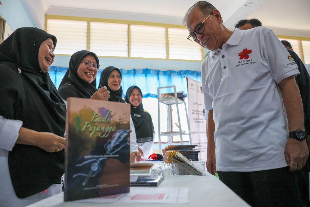 Menteri Besar Datuk Seri Wan Rosdy Wan Ismail said the state government via Yayasan Pahang has also provided educational assistance including scholarships, with RM1.4 billion having been spent since the foundation’s establishment in 1982. — Bernama pic 