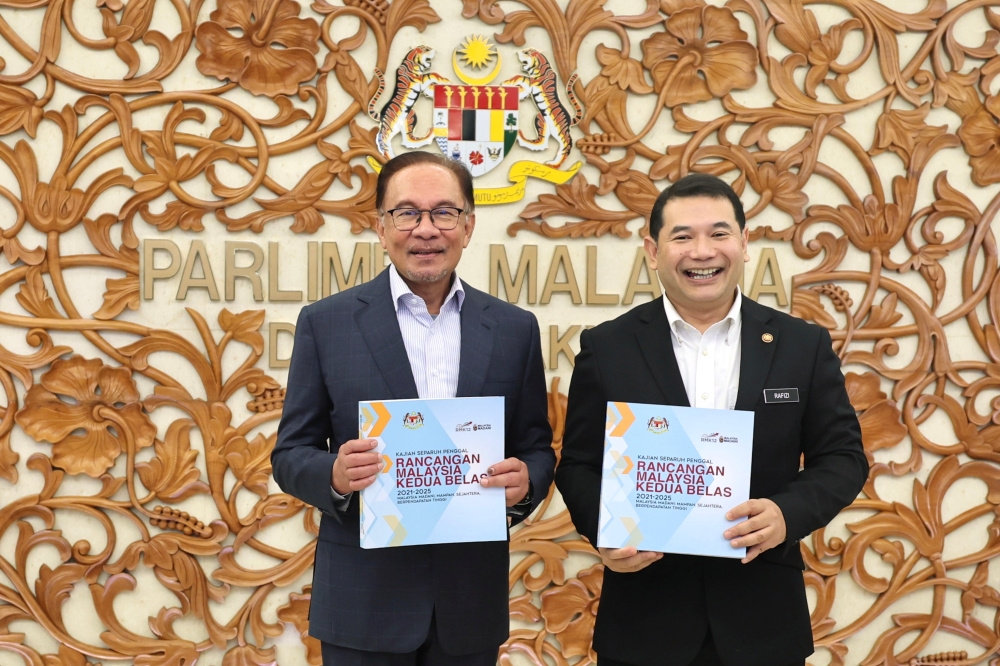 Prime Minister Datuk Seri Anwar Ibrahim with Economic Minister Rafizi Ramli and the 12th Malaysia Plan Mid-Term Review during a Special Session of the Dewan Rakyat, September 11, 2023. — Bernama pic 