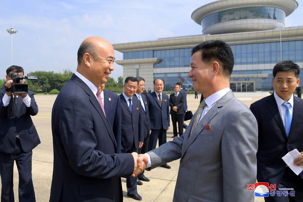 This picture taken on September 10, 2023 and released from North Korea’s official Korean Central News Agency (KCNA) on September 11, 2023 shows Liu Guozhong (LEFT), China’s vice-premier of the State Council, being seen off as he departs from Pyongyang International Airport in Pyongyang after attending celebrations to mark the 75th anniversary of the founding of the nation. — KCNA pic via KNS/AFP 