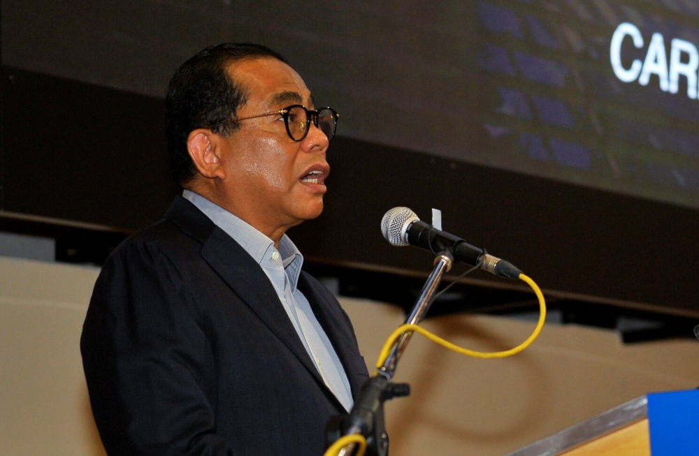 Datuk Seri Mohamed Khaled Nordin said this is to encourage industries to use the HPUs in various research being carried out as well as to produce innovations in the healthcare and health services sectors. — Bernama pic 