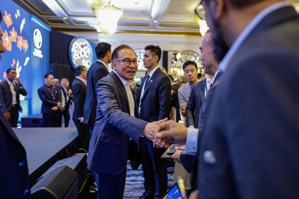 Prime Minister Datuk Seri Anwar Ibrahim with summit attendees at the Milken Institute’s 10th Asia Summit in Singapore, September 13, 2023. — Bernama pic 