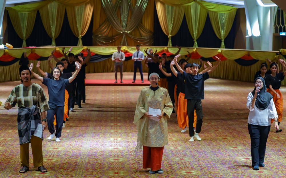 ‘Segulai Sejalai’ performers rehearse for their upcoming performance in Kuching September 13, 2023. — Bernama pic