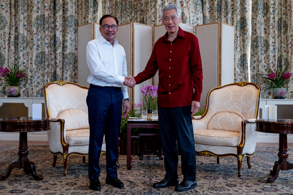 Prime Minister Datuk Seri Anwar Ibrahim meets Singapore Prime Minister Lee Hsien Loong during an afternoon tea ceremony at the Istana in Singapore September 13, 2023. — Bernama pic